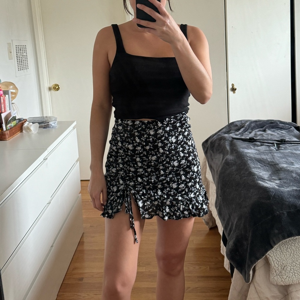 Last Call!! CLOSET CLEAR OUT!!! F21 Floral Skirt - Size Small